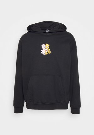 Sweatshirt preto com capuz, feito de algodão, apresentando um gráfico de dois ursos em cores pastel no peito, com um bolso estilo canguru na frente.