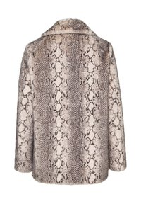 Tarka bézs és barna kígyómintás műszőrme kabát. Nagy gallérral, hosszú ujjakkal és puha, texturált felülettel rendelkezik.