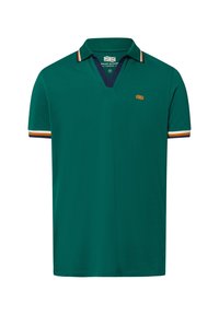 Polo vert avec un col en V, contrastant avec un col marine et des accents de manches ornés de rayures orange et jaune. Petit logo sur la poitrine.