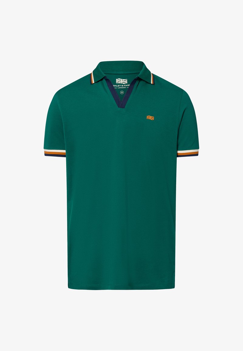 Polo vert avec un col en V, contrastant avec un col marine et des accents de manches ornés de rayures orange et jaune. Petit logo sur la poitrine.