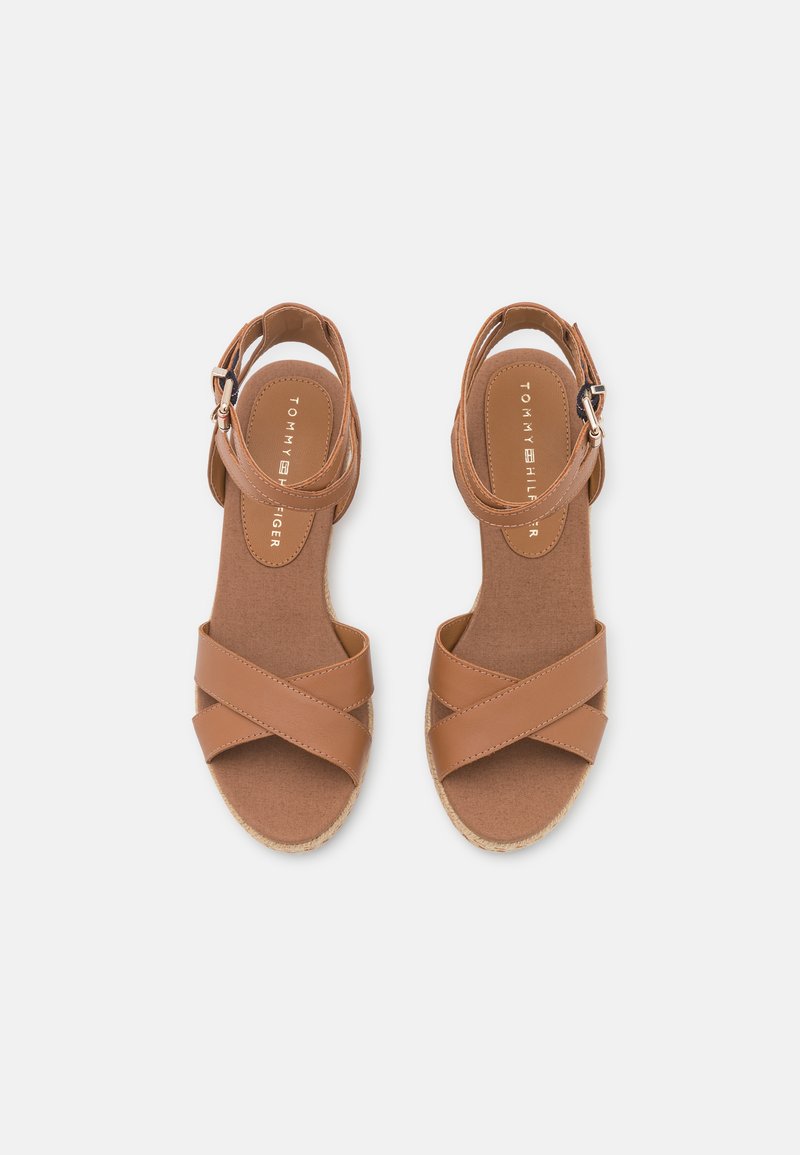 dwaas Helaas schaamte Tommy Hilfiger FEMININE LOW WEDGE - Sandalen met plateauzool - summer  cognac/cognac - Zalando.be