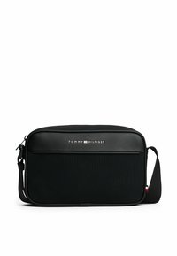 Zwarte messenger tas van synthetisch materiaal, met een gladde leerachtige voorkant, een ritszak, een verstelbare schouderriem en een logo-accent.