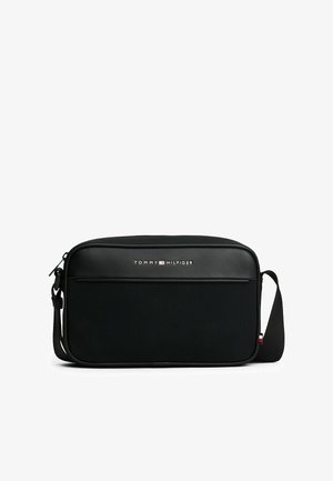 Sort messenger taske i syntetisk materiale, med en glat læderlignende front, lynlåslomme, justerbar rem og logo accent.