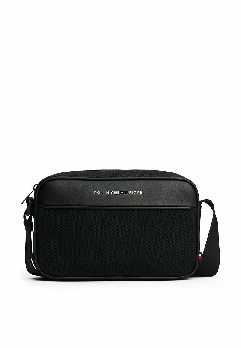 Zwarte messenger tas van synthetisch materiaal, met een gladde leerachtige voorkant, een ritszak, een verstelbare schouderriem en een logo-accent.