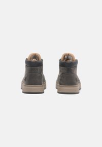 Graue Knöchelstiefel mit einer glatten Lederoberfläche, gepolstertem Kragen und beigem Innenfutter. Verfügen über ein minimalistisches Design und eine Gummisohle.