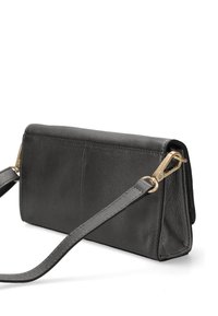 Borsa a tracolla in pelle nera con design piatto, hardware dorato e tracolla regolabile. Presenta una texture elegante e uno stile minimalista.