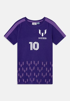 Ljubičasta majica kratkih rukava s bijelim grafikonima "10" i "MESSi", s gradijentnim uzorkom logotipa duž dna. Pamuk.