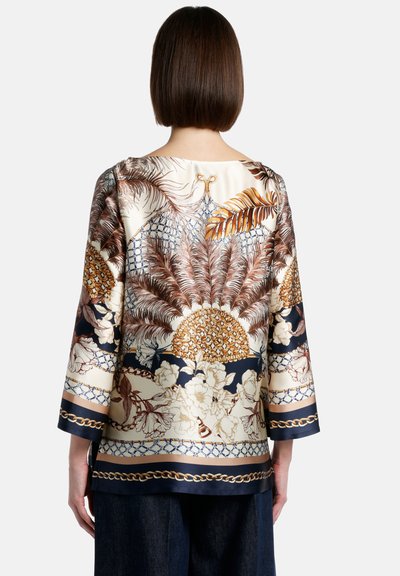 Silkkibluse med et flerfarvet blomstermønster og geometriske mønstre, marineblå accenter og trekvartærmer, med en løs pasform og glat tekstur.
