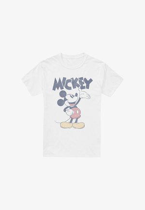 Weißes Baumwoll-T-Shirt mit einem grafischen Motiv von Mickey Mouse in roten Shorts und gelben Schuhen, mit "MICKEY" in grauen Buchstaben deutlich sichtbar.