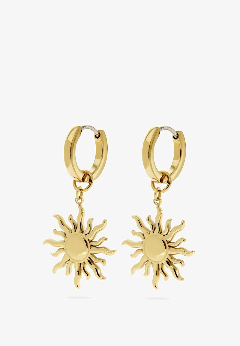 Goldene Creolen mit hängenden sonnenförmigen Anhängern mit wellenförmigen Strahlen, poliert und reflektierend.