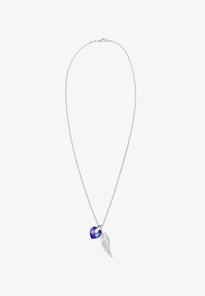 Collier en chaîne argentée avec un cristal violet en forme de cœur et un pendentif en forme d'aile. Présente des détails fins sur l'aile et une texture de chaîne lisse.
