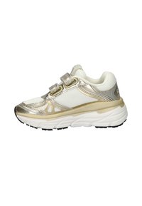 Witte en gouden sportschoen met een bovenwerk van mesh, metallic accenten, dubbele klittenbandsluitingen en een witte, gevoerde zool met een gestructureerde zwarte buitenzool.