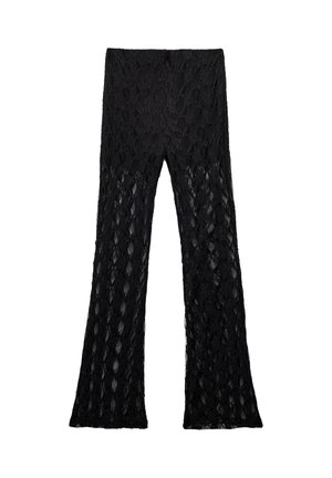 Zwarte kanten flared broek met een gestructureerd bloemenpatroon, voorzien van een brede tailleband en doorschijnende, vloeiende stof die de ademendheid versterkt.