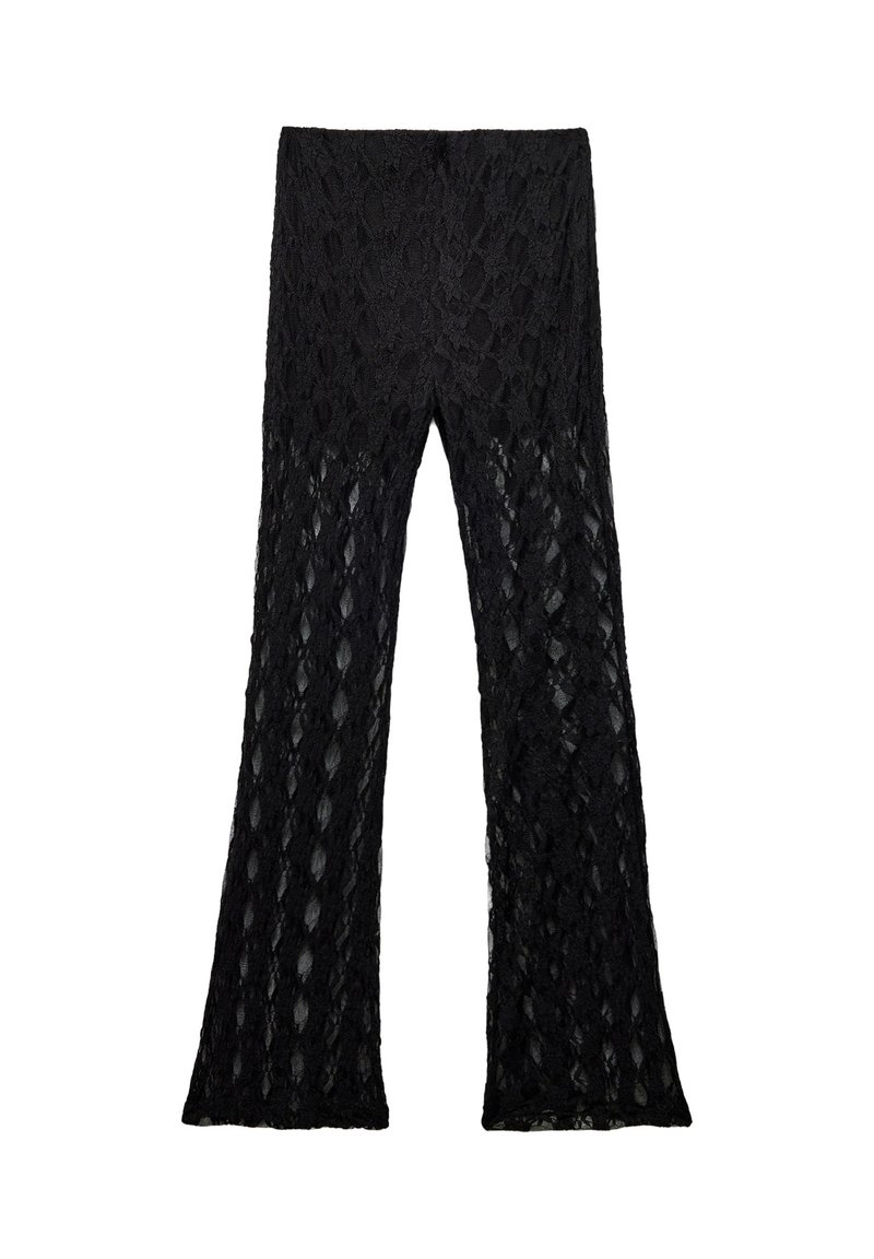 Zwarte kanten flared broek met een gestructureerd bloemenpatroon, voorzien van een brede tailleband en doorschijnende, vloeiende stof die de ademendheid versterkt.