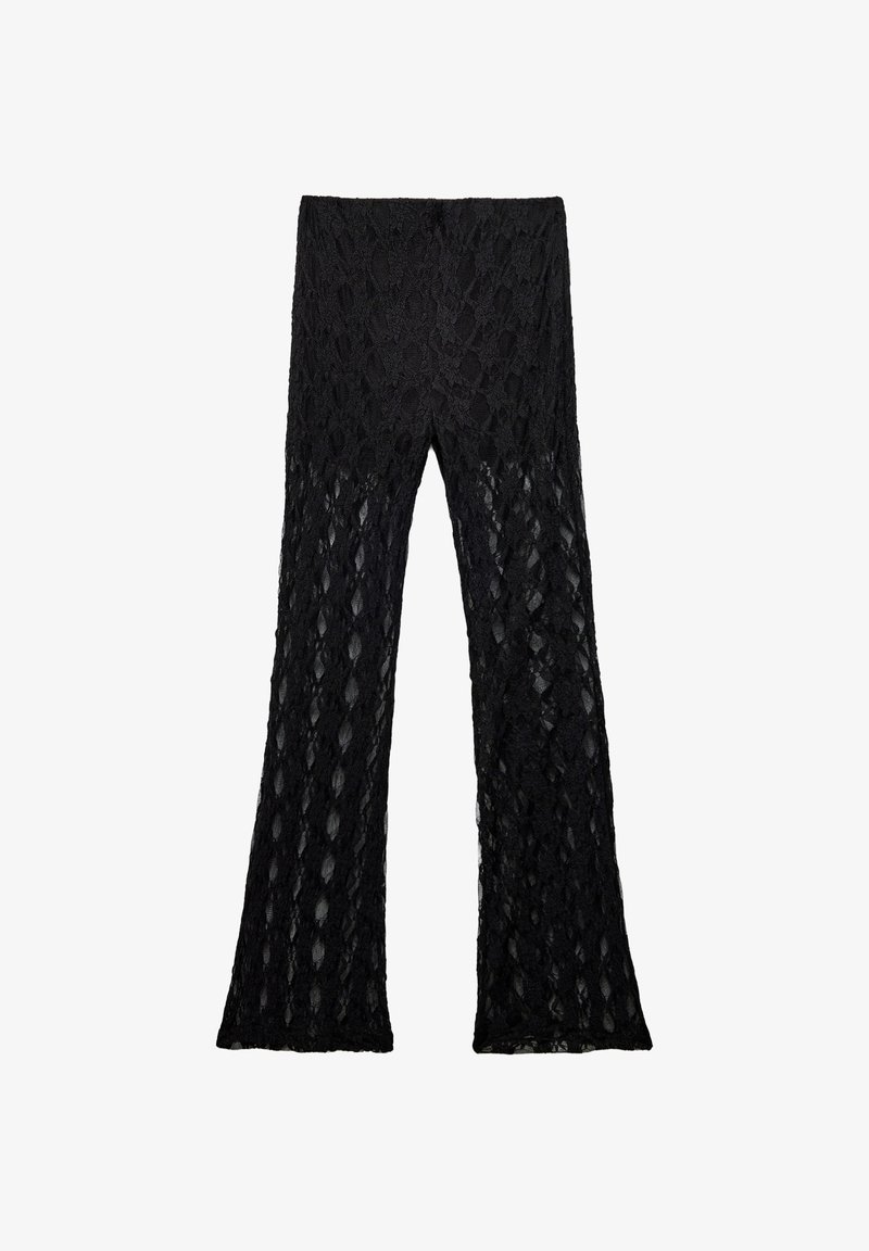 Zwarte kanten flared broek met een gestructureerd bloemenpatroon, voorzien van een brede tailleband en doorschijnende, vloeiende stof die de ademendheid versterkt.