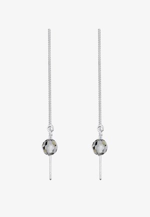 Boucles d'oreilles en argent avec une chaîne longue et une perle de cristal gris facettée à l'extrémité, mettant en valeur des formes géométriques et des surfaces réfléchissantes.