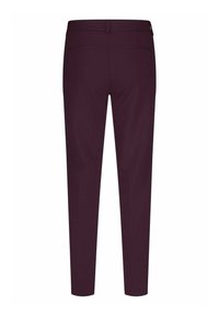 Bordeauxkleurige broeken met een slim fit, voorzien van een tailleband, riemlussen en twee achterzakken. Gladde stof met een minimale textuur.