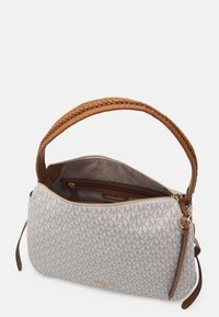 Beige skuldertaske med præget logo-mønster, lynlåslukning, brun flettet håndtag og indvendig lomme. Tekstureret krop og metalhardware-detaljer.