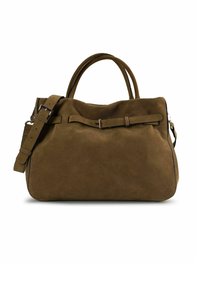 Borsa a mano in suede marrone con doppi manici superiori e tracolla removibile. Presenta un fiocco piatto decorativo e chiusura con cerniera. Texture liscia e morbida.