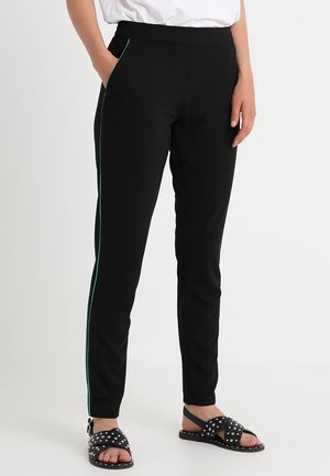 Zwarte slimfit broek met zijzakken, met een slanke silhouet en contrasterende groene zijkanten. Gemaakt van een gladde stof.