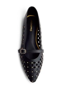 Chaussure en cuir noir à bout pointu, avec des motifs en diamants découpés et une petite sangle à boucle. Marquage doré sur la semelle intérieure.