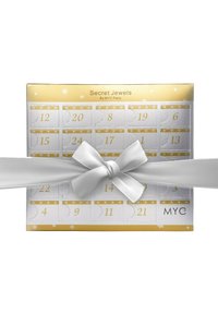 Calendario dell'Avvento in una combinazione di colori oro e bianco, decorato con un grande fiocco bianco, motivi a fiocco di neve e cassetti regalo numerati.