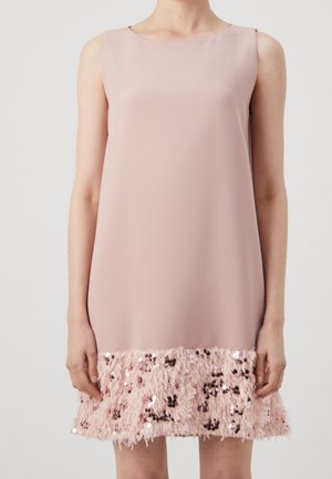 Ärmelloses, blassrosa Kleid mit geradem Ausschnitt und strukturiertem, paillettenverziertem Saum am unteren Rand.