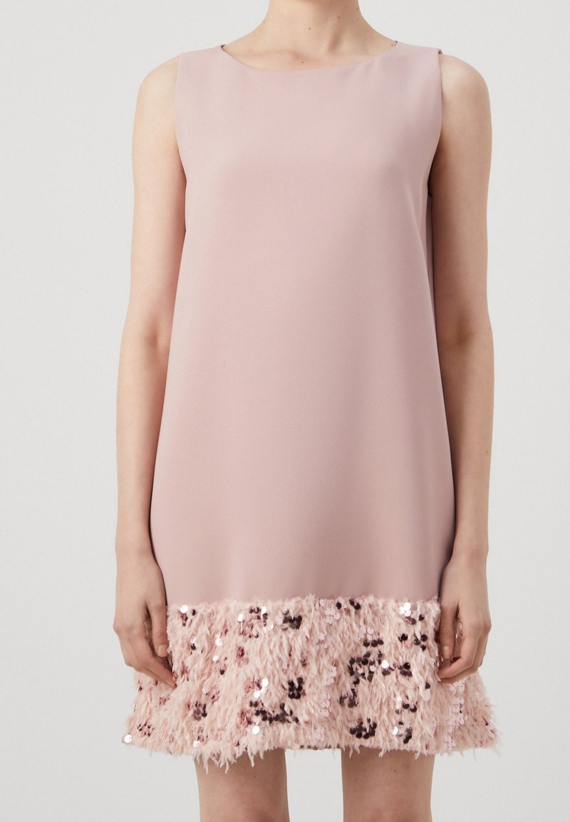 Robe sans manches rose pâle avec un décolleté droit et un ourlet texturé orné de sequins en bas.