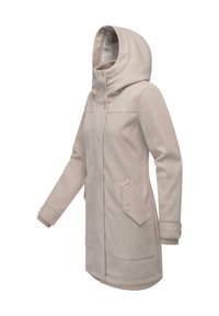 Manteau beige clair, longueur genou, avec capuche, deux poches avant et fermetures à boutons. Texture lisse avec des détails de couture subtils.