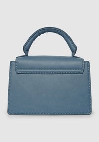 Niebieska skórzana torebka o wyraźnym kształcie, z górnym uchwytem i widocznymi detalami przeszycia; gładka tekstura z płaskim tyłem.