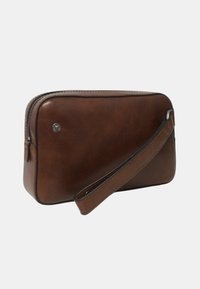 Clutch in pelle marrone con dettagli neri, zip superiore e tracolla attaccata con hardware in metallo.