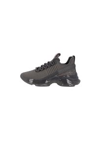 Sort atletisk sneaker med strikket overdel, chunky blank sål, snørebånd foran og "Steve Madden" branding på hælremmen.