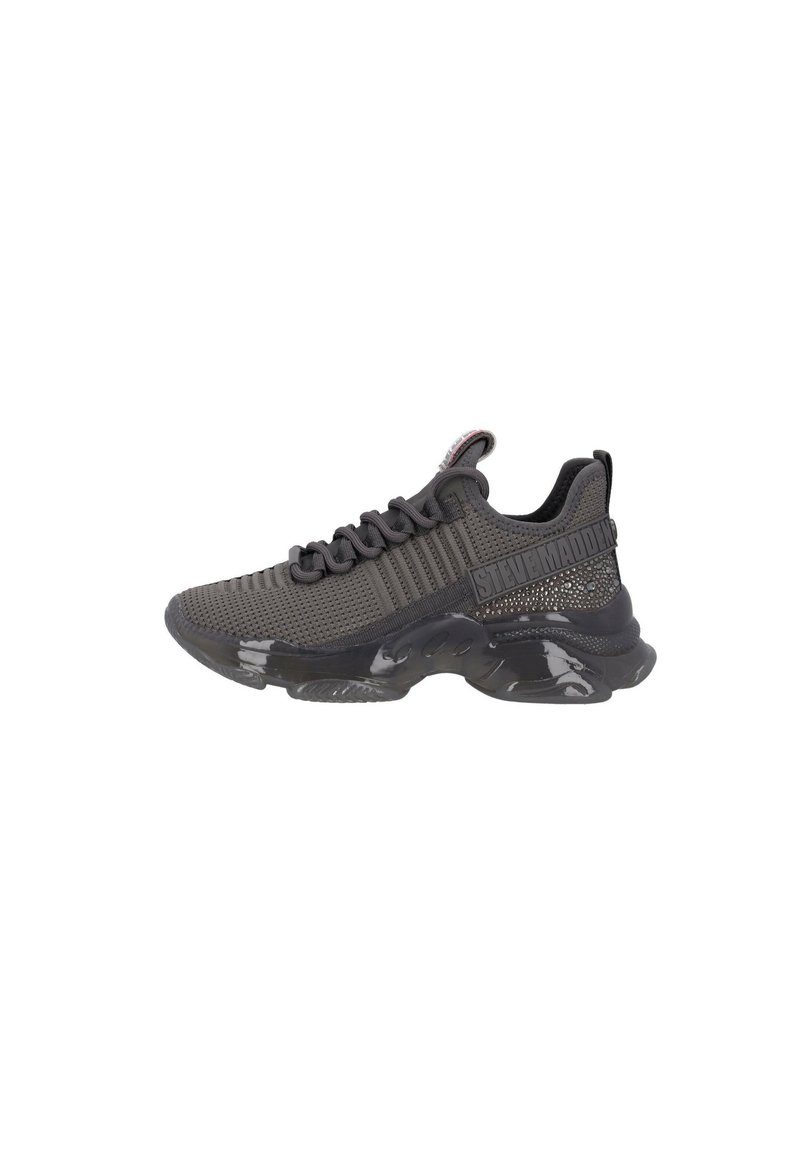 Sort atletisk sneaker med strikket overdel, chunky blank sål, snørebånd foran og "Steve Madden" branding på hælremmen.