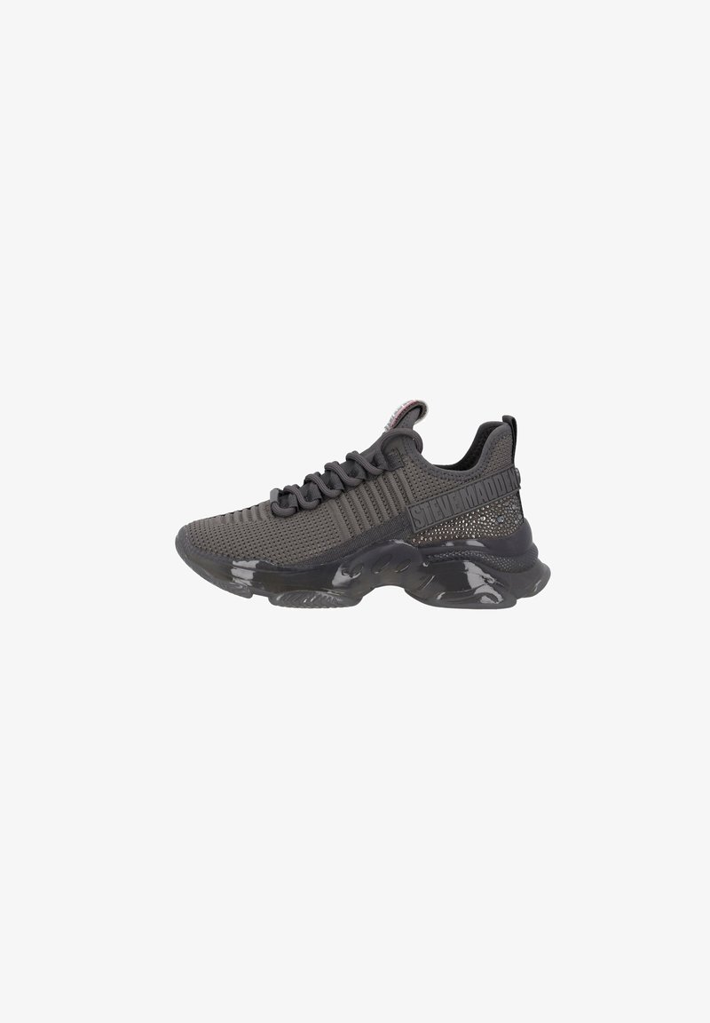 Schwarze sportliche Sneaker mit Strickoberteil, klobiger glänzender Sohle, Schnürung vorne und "Steve Madden"-Branding am Fersenriemen.