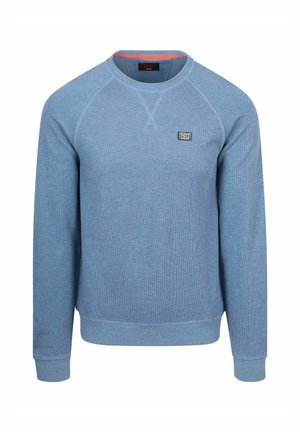 Lichtblauwe crewneck-trui met lange mouwen, geribbelde manchetten en zoom, en een klein rechthoekig logo op de linkerborst.