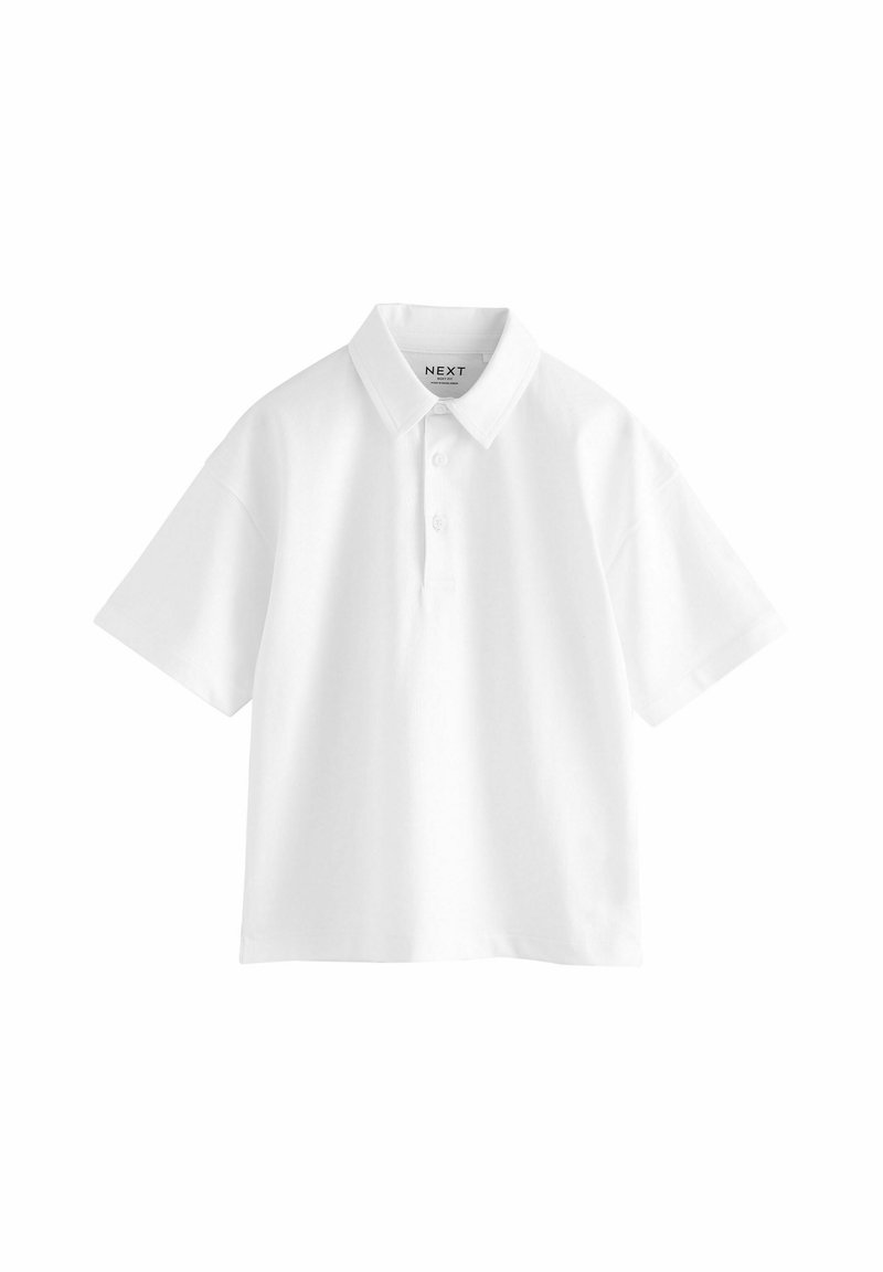 Cămașă polo albă din bumbac, cu guler clasic, placket cu trei nasturi și mâneci scurte, având o textură netedă.