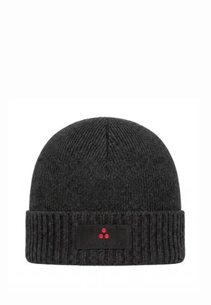 Cappello beanie nero a coste con risvolto e una piccola toppa rettangolare nera con tre punti rossi e testo.