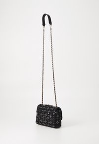 Borsa a tracolla nera in paillettes con catena intrecciata e manico in tessuto. Forma rettangolare con superficie strutturata e chiusura a pattina.
