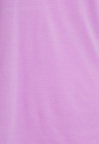 Tessuto di un morbido viola chiaro con un delicato motivo testurizzato, caratterizzato da piccole gli puntini in rilievo, una finitura liscia e un colore uniforme in tutto il materiale.