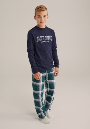 Marineblaues Langarmshirt mit dem Text "BLUE RIDGE CAMPUS CLASSICS", kombiniert mit grün-weißen Karomuster-Pyjama-Hosen. Weiches Material, lässige Passform.