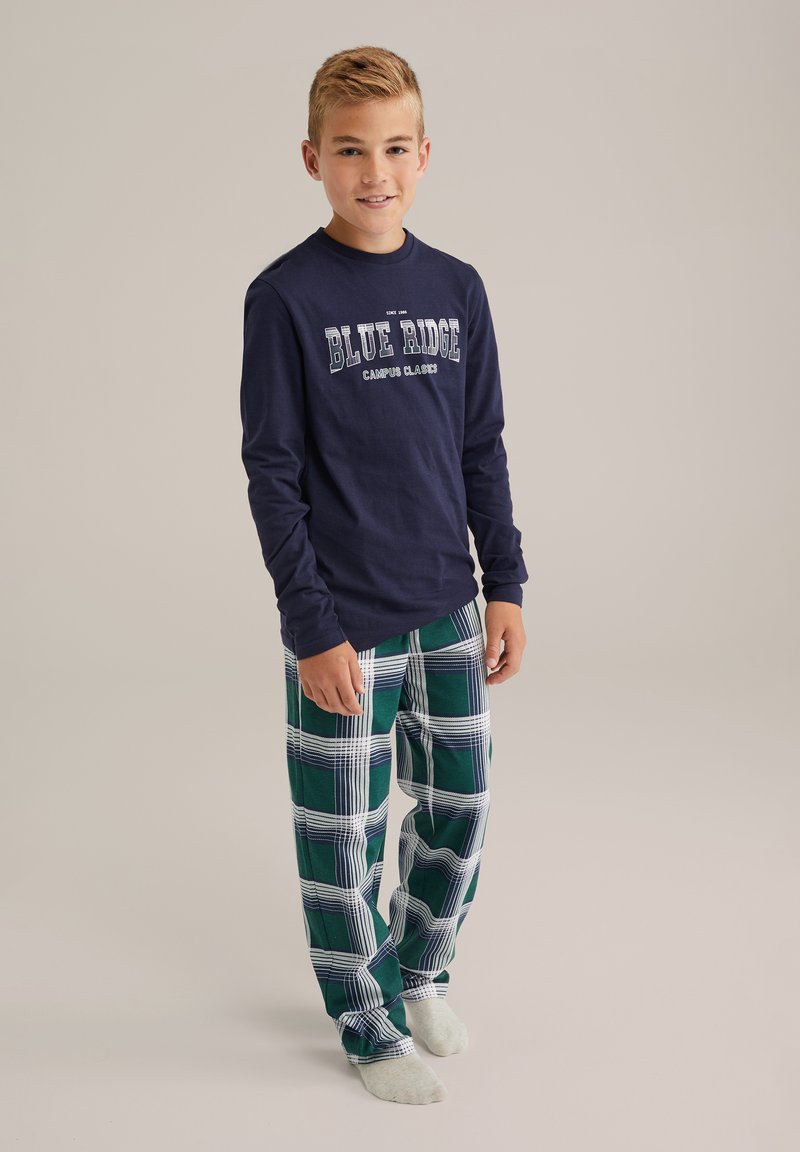 Jūras spēku garo piedurkņu krekls ar tekstu "BLUE RIDGE CAMPUS CLASSICS", kombinēts ar zaļiem un baltiem uzrakstiem dienas džemperiem. Mīksta materiāla, ikdienišķs piegriezums.