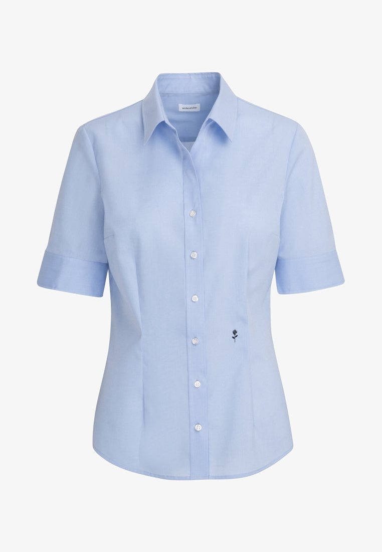 Ljust blå kortärmad skjorta med krage, med knappstängning framtill och ett broderat rosdetalj på vänster sida.
