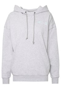 Šedá mikina vyrobená z měkké látky, s kapucí na šňůrku, širokými rukávy a malým modro-růžovým logem na hrudi.