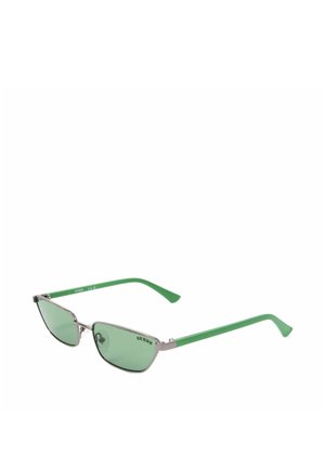 Occhiali da sole rettangolari con lenti verdi, montatura in metallo argento e aste verdi, con la scritta "GUESS" nell’angolo superiore della lente destra.