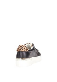 Zapatilla de cuero negro con un acento de estampado de leopardo en el talón, suela blanca y acabado texturizado. Presenta cierre con cordones y diseño de puntera redonda.