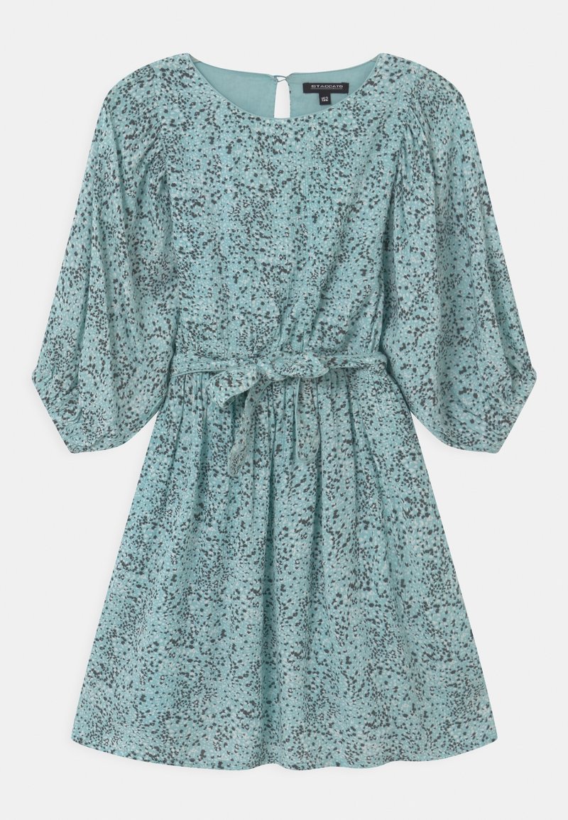 Une robe à manches courtes de couleur bleu-vert clair avec un motif texturé de petites taches noires. Elle dispose d'une taille à nouer et d'une fermeture par trou de serrure au dos.