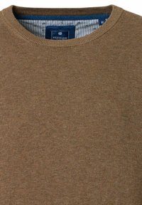 Brauner gestrickter Pullover mit gerippter Textur, rundem Halsausschnitt und einem kleinen Logodetail. Futter mit blauen und weißen Streifen.