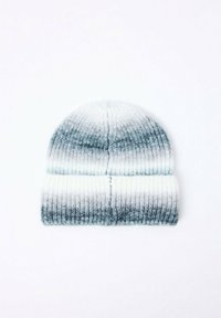 Beanie lavorato a maglia grigio e bianco con una texture a coste, caratterizzato da un gradiente ombre che va da chiaro a scuro. Fodera piegata alla base.