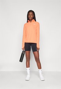 Nike Performance DRI-FIT PACER - Top dugih rukava - wild mango/reflective silver