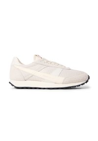 Αθλητικά παπούτσια σε ανοιχτό μπεζ χρώμα με πλέγμα στο πάνω μέρος και σουέτ λεπτομέρειες, με λευκή ρίγα σχεδιασμένη και καουτσούκ σόλα για πρόσφυση.